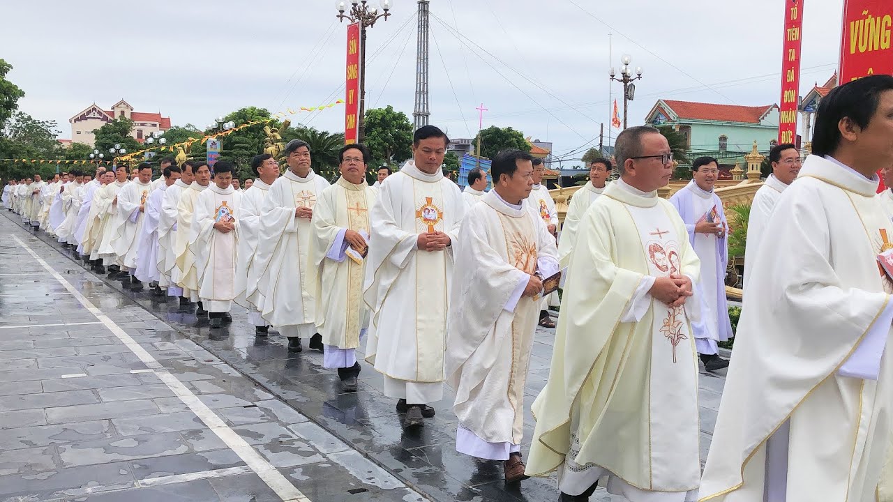 Đón Đoàn Lễ Nghi Vào Dâng Thánh Lễ Đồng Tế Tại Nhà Thờ Giáo Xứ Xương Điền Giáo Phận Bùi Chu 