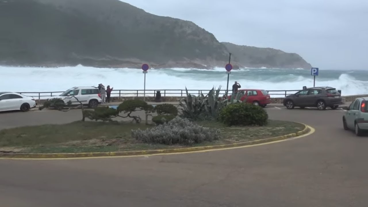 Sturmtief Blas trift Cala Ratjada heftig  / Mega Wellen in der Cala Agulla