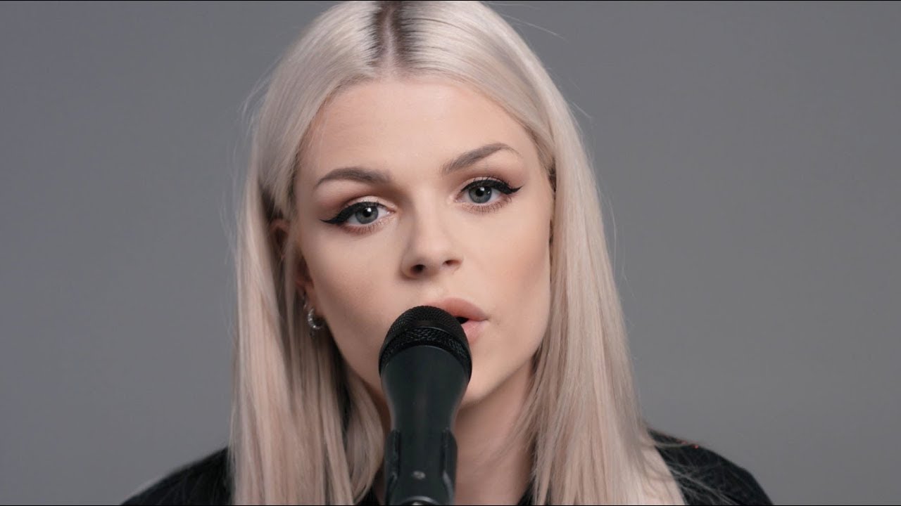 Wrecking Ball  - Miley Cyrus (Cover By: Davina Michelle)