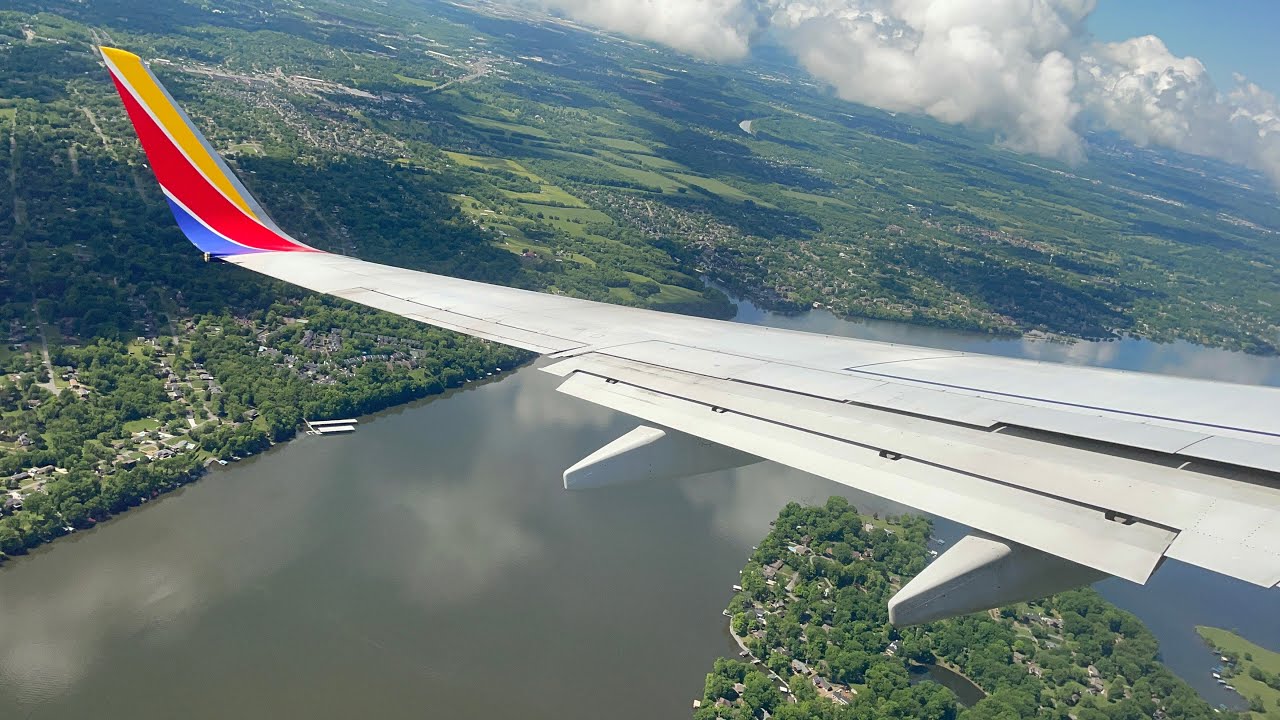 Southwest Airlines 737-700 Landing in Nashville (BNA)