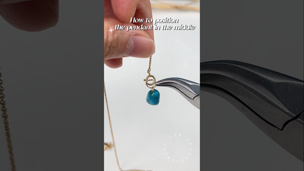 Le secret pour faire glisser ton pendentif sur la cha&icirc;ne sans effort.#hackbijoux #jewelrytips #diy