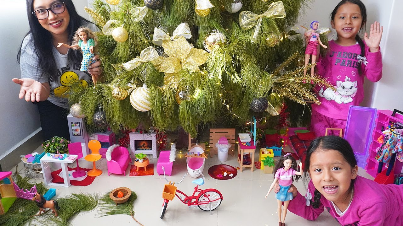 JUEGO y HAGO una CASITA DEBAJO del ARBOL DE NAVIDAD para BARBIE