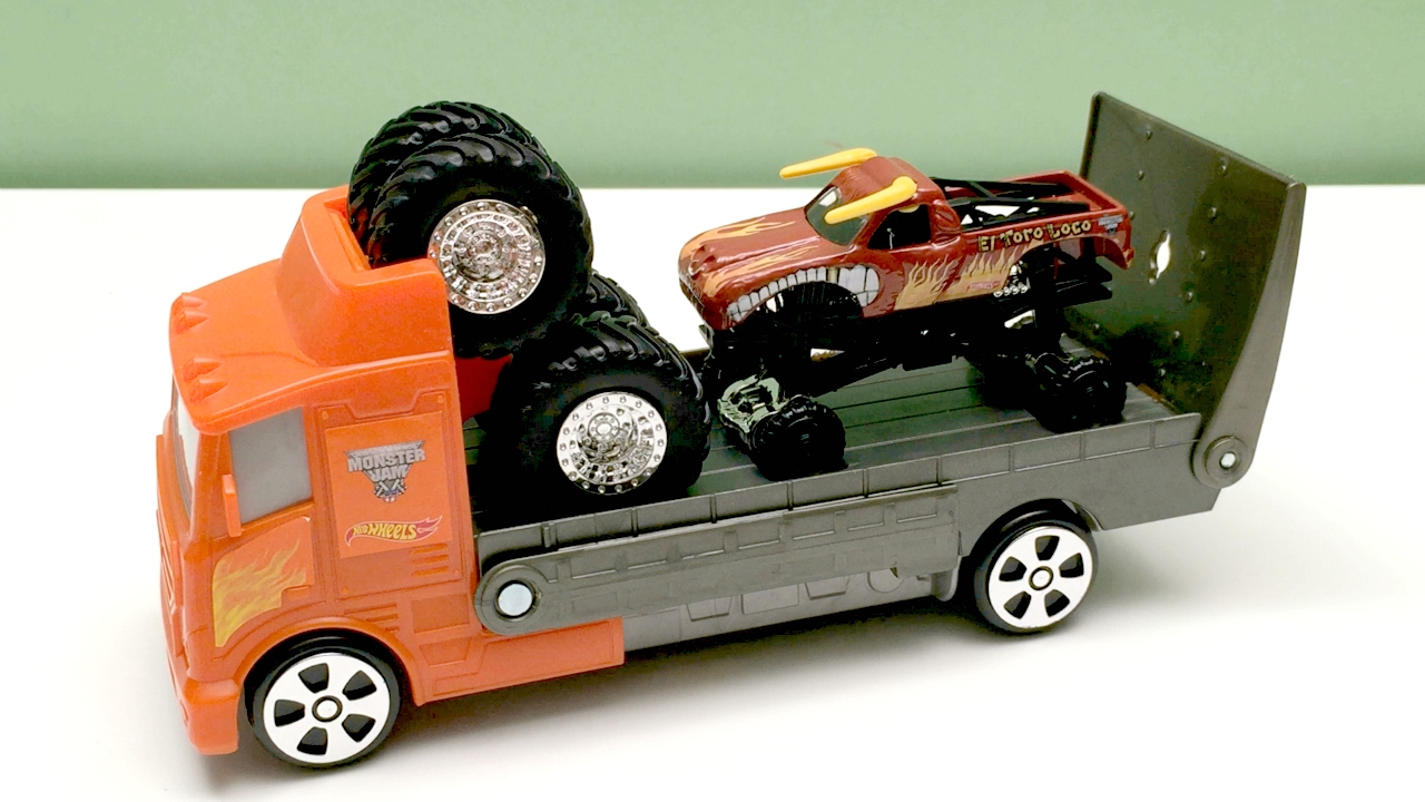 EL TORO LOCO Monster Jam Travel Treads Hauler