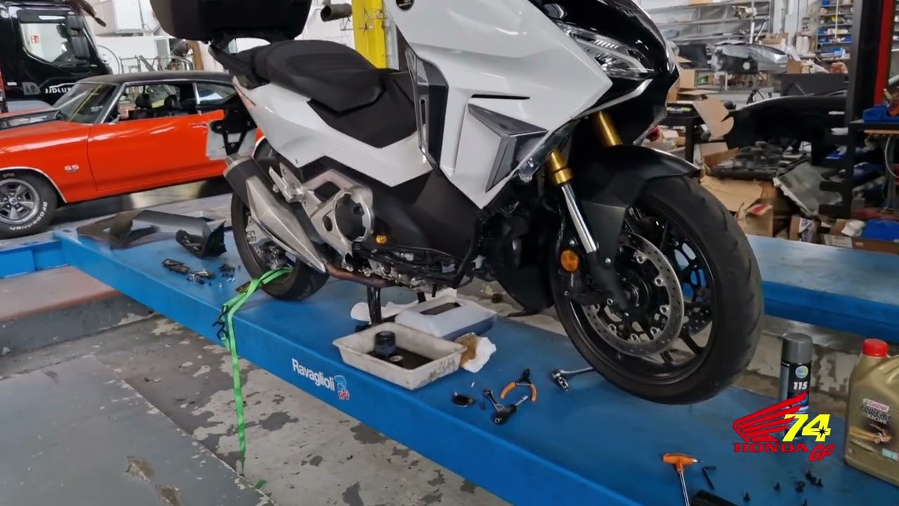 Cambio aceite motor, filtro aceite y filtro dct en Honda Forza 750.