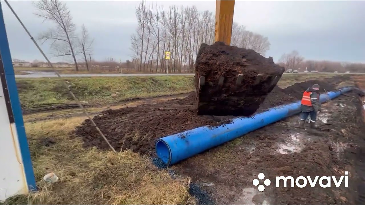 Работа на экскаваторе, на траншее.