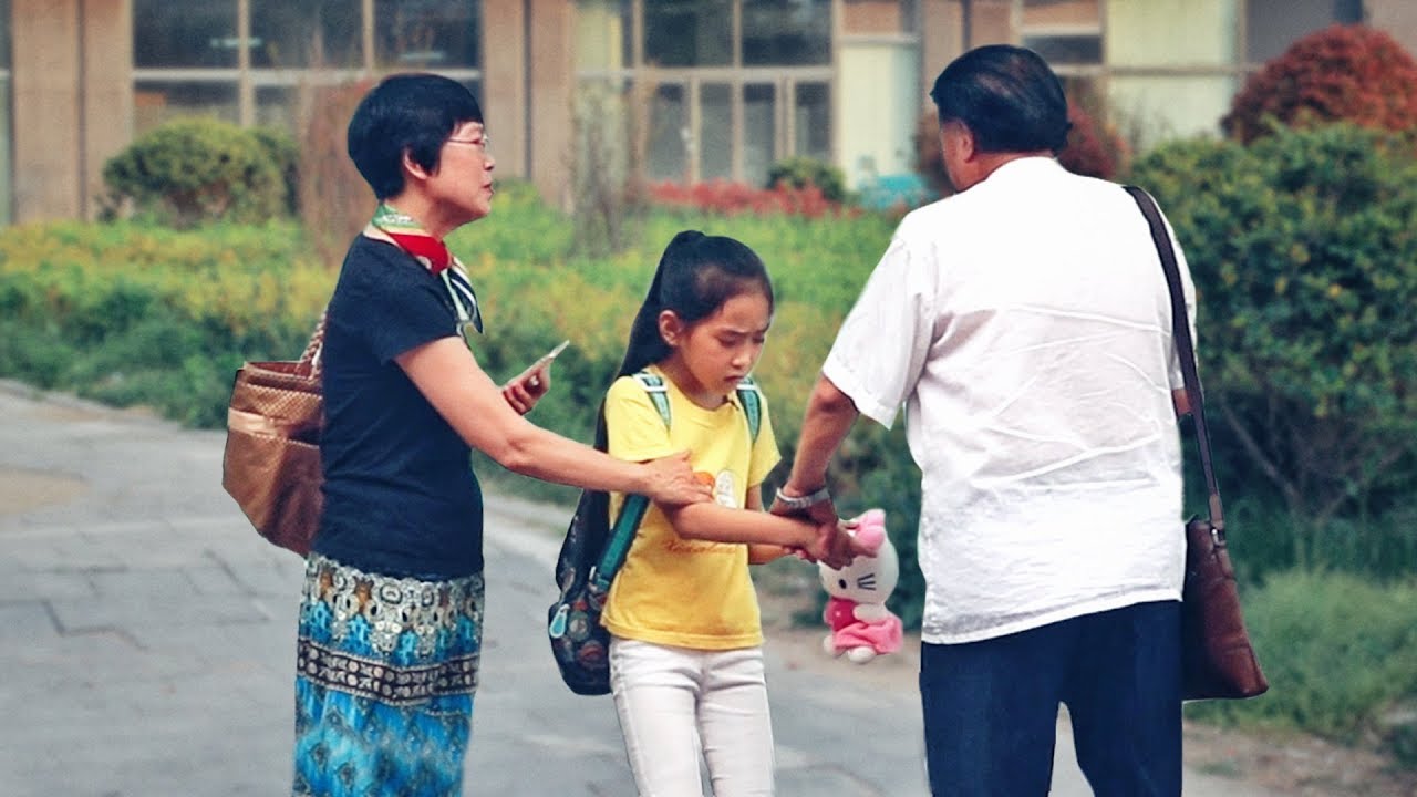 When a little girl is being kidnapped by a strange uncle 当小女孩被中年男子诱拐，一位小伙指着他鼻子吼道：快滚！（中国社会实验）