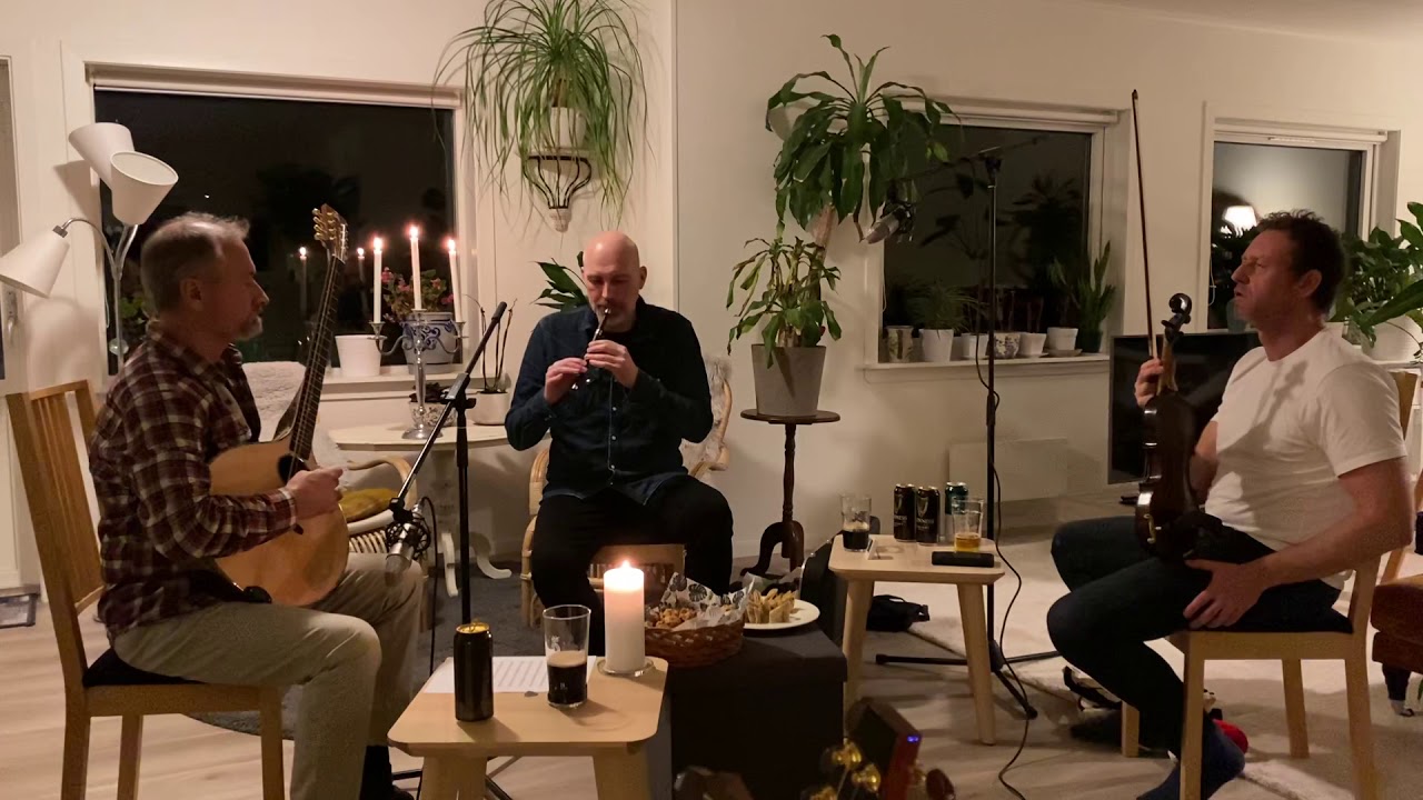 Sí Beag Sí Mór (Sheebeg and Sheemore) on tin whistle, irish bouzouki and fiddle //Fir Arda