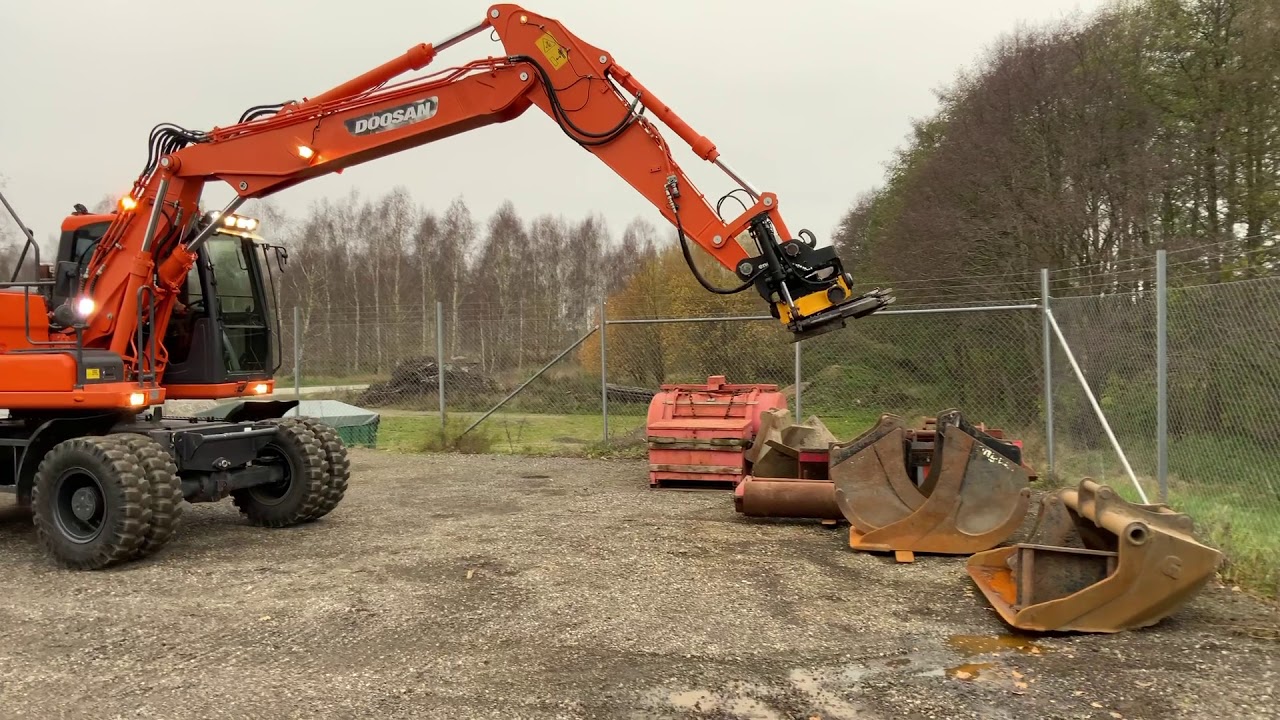 Köp Hjulgrävmaskin Doosan DX140W-3 med tiltrotator och tippvagn på Klaravik