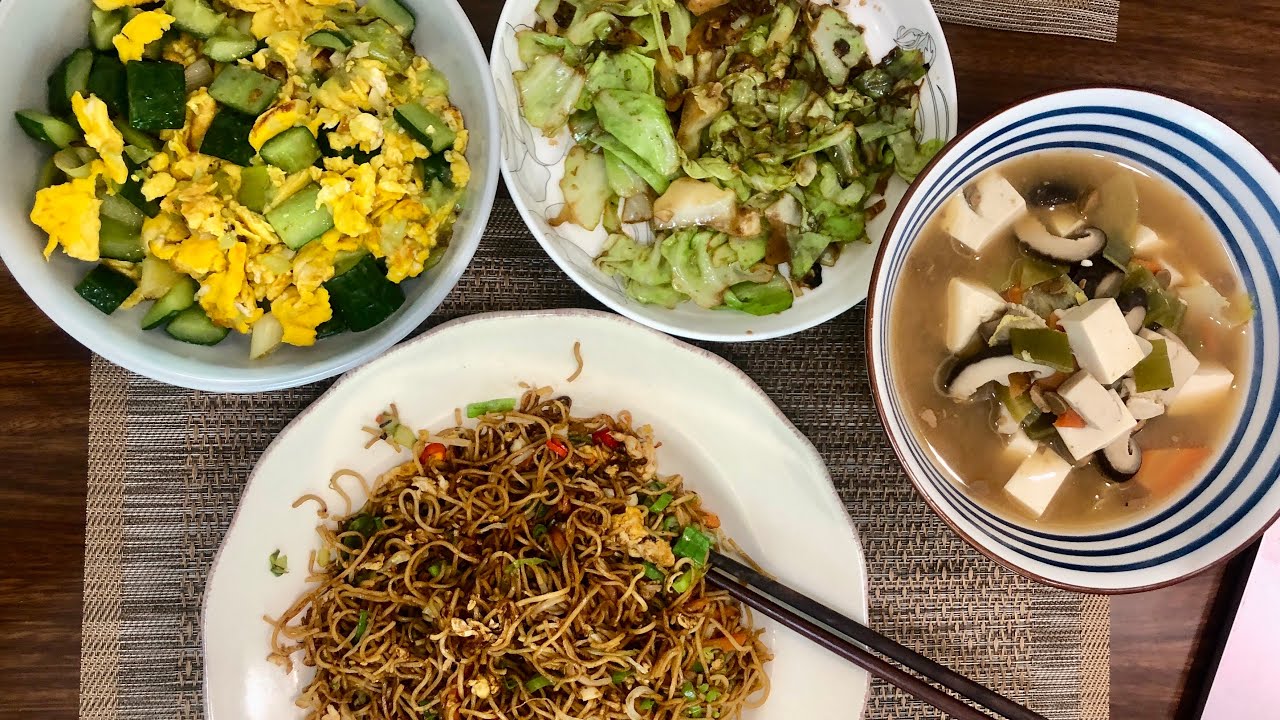 39 街头炒面，蒜香黄瓜炒鸡蛋，手撕包菜，韩式大酱汤