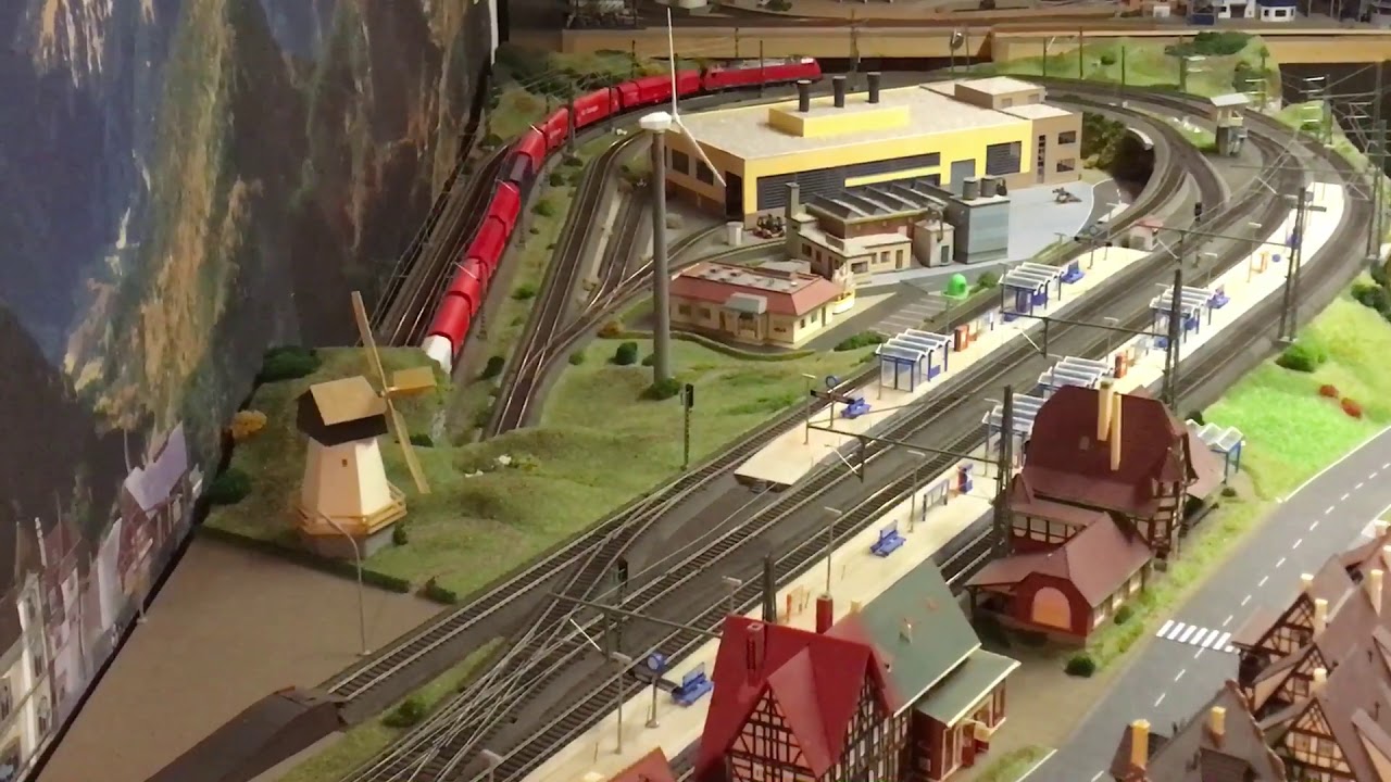 Roco Br 186 mit einem Stahlzug auf der Hauptstrecke
