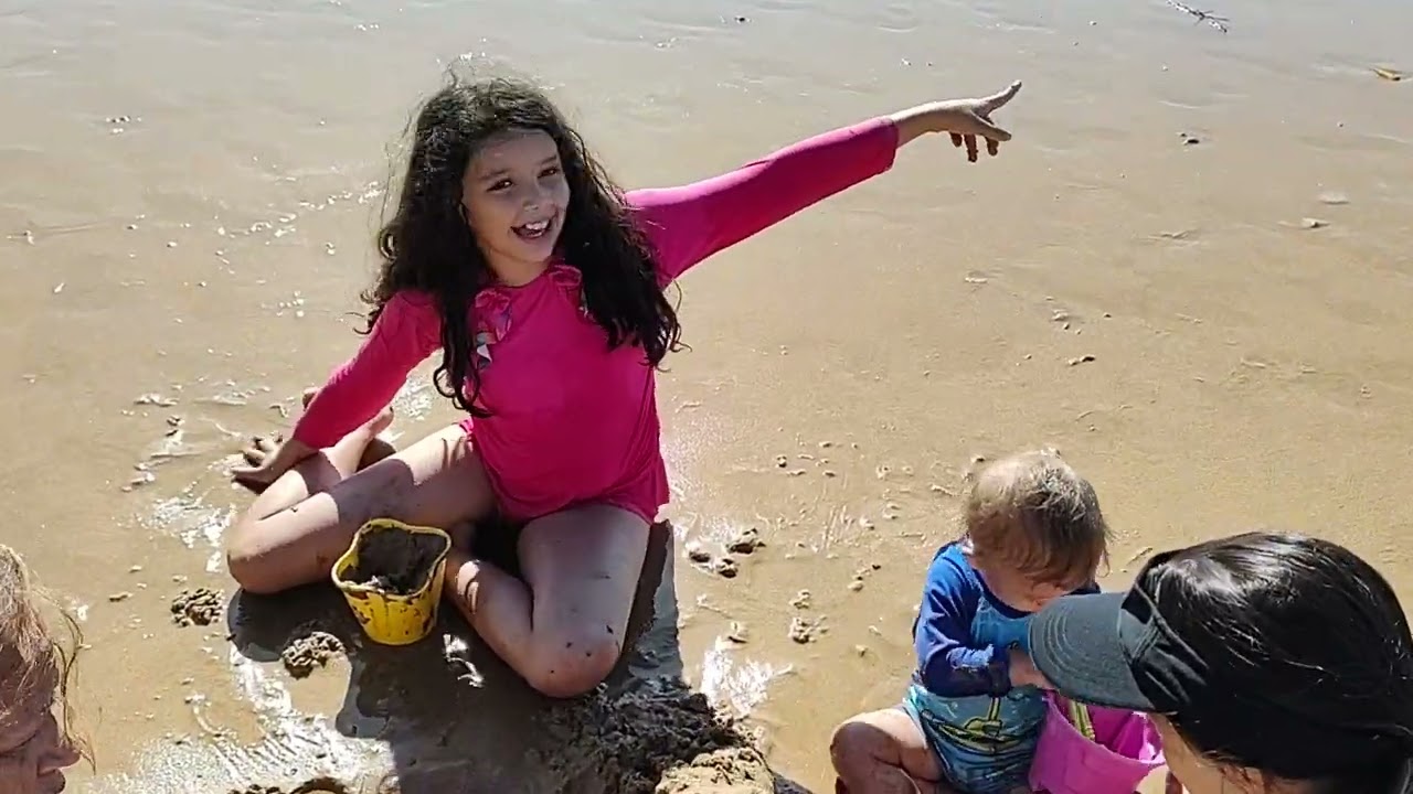 Brincando na praia com a Rebeca