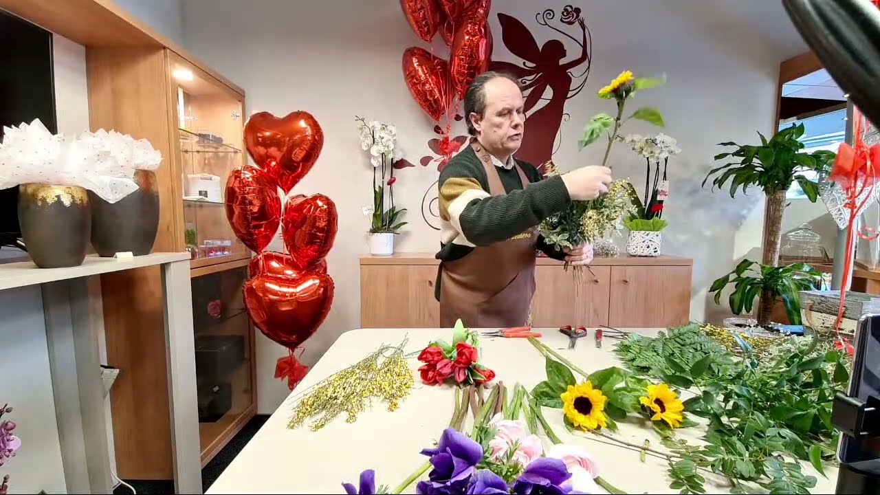 Mazzo di rose Bianche e bouquet con Girasoli e tulipani per san Valentino - Fiorista Bandera