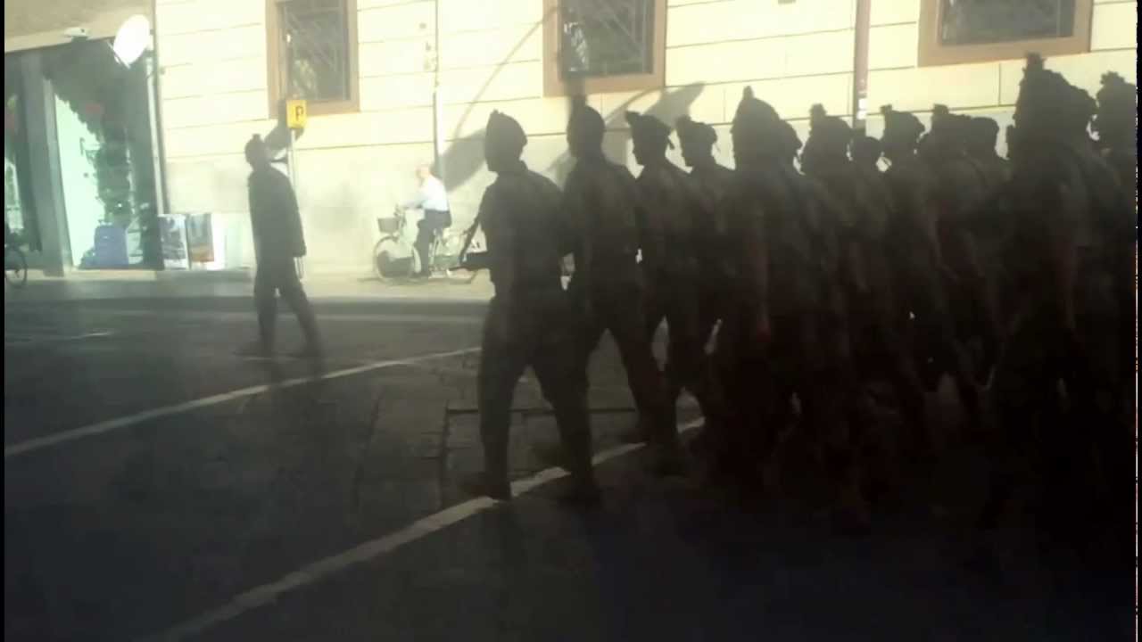 Bersaglieri sfilano cantando 