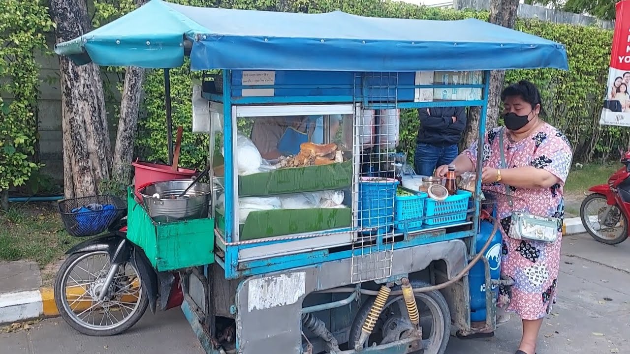 อาชีพขายก๋วยเตี๋ยวพวงข้าง รายได้วันละ 3,000 - 4,000 บาท