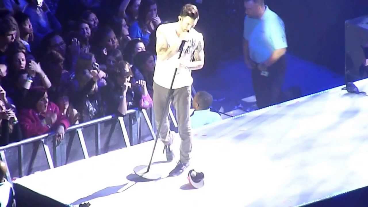 Maroon 5 - Adam picks up BRA 