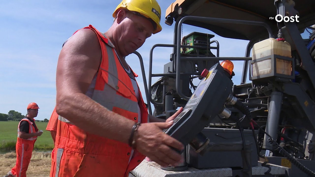 Wegenbouwers zuchten onder extreme hitte bij aanleg nieuw wegdek N50