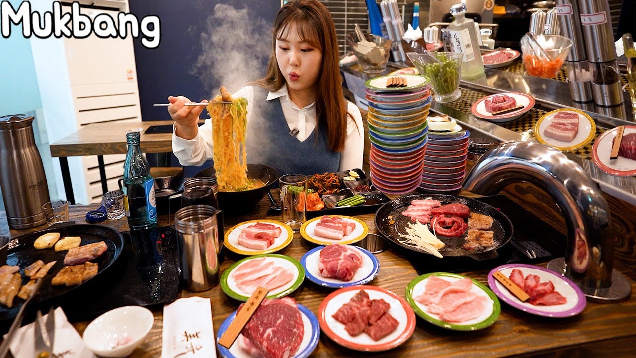 Mukbang |  Поедание различных частей говядины и свинины на тарелках, движущихся по конвейерной ленте