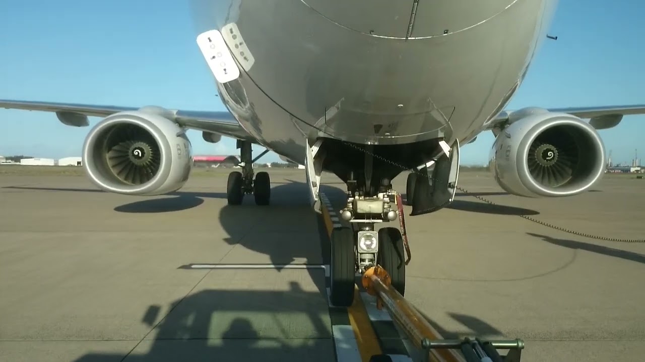 #brisbane international airport#pushback NG  B737 VH-VZL Gate 25#departures
