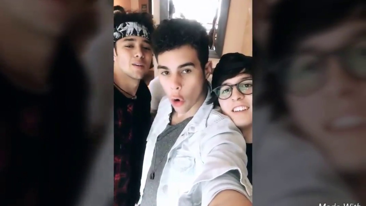 CNCO cantando 