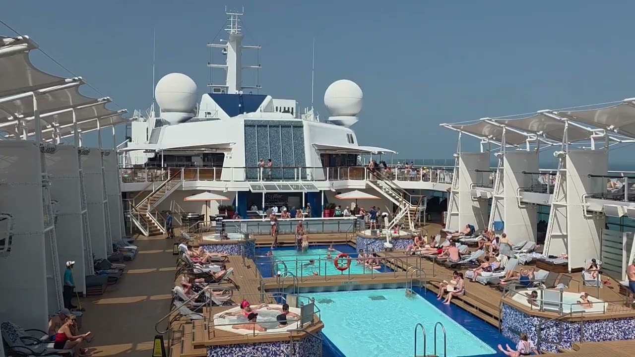 Это обычный морской день на борту лайнера Celebrity Solstice по пути в бухту Халонг во Вьетнаме.