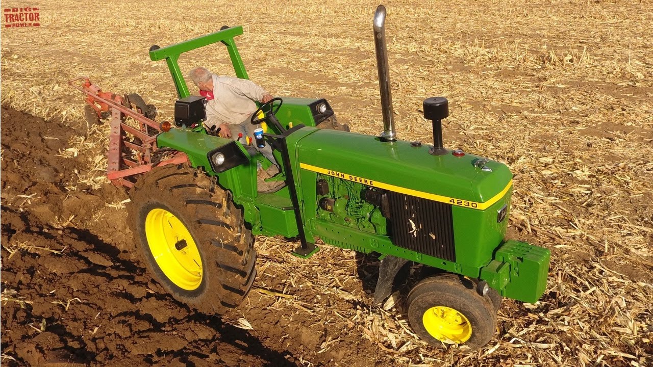JOHN DEERE 4230 Tractor Plowing