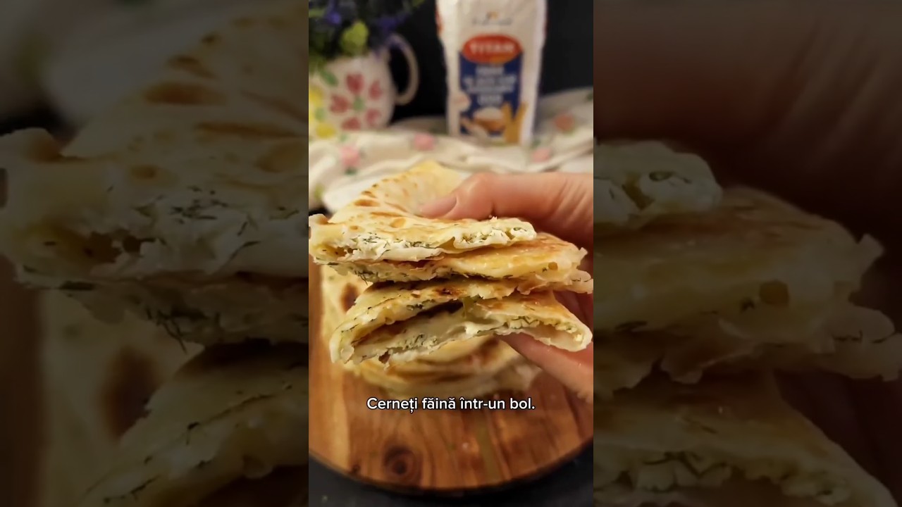 Placinte la tigaie cu branza, ceapa verde și mărar