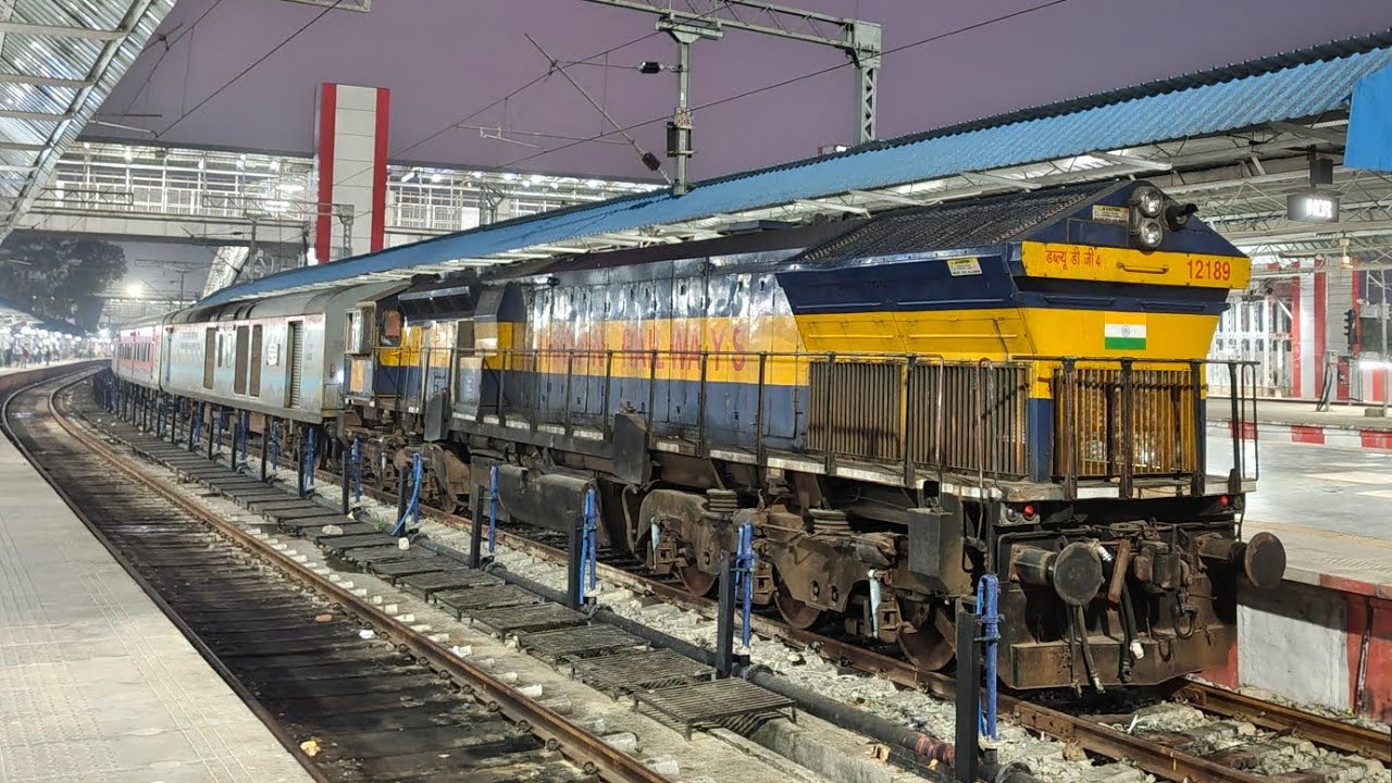 AGRA CANTT: Spending a Night at the Railway Station in Indian Railways