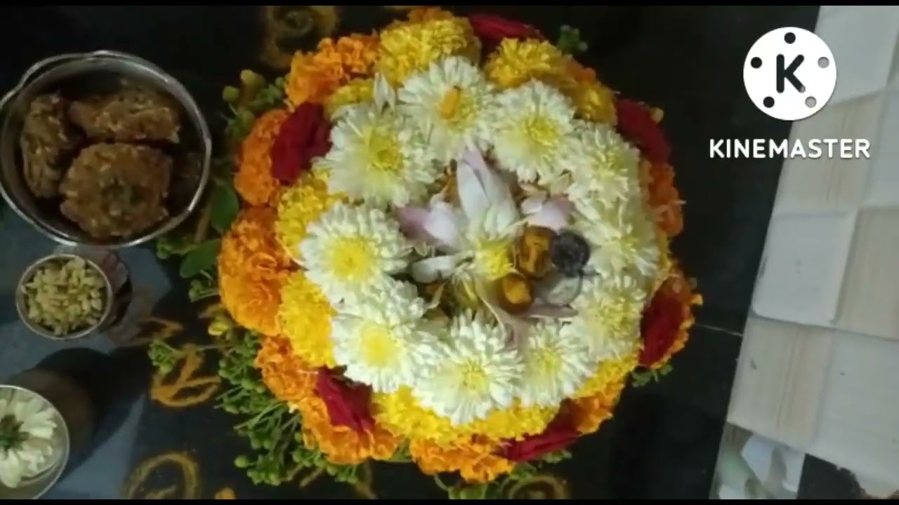మా ఇంట్లో తొలి రోజు బతుకమ్మ ను ఇలా పేర్చుకున్నాము