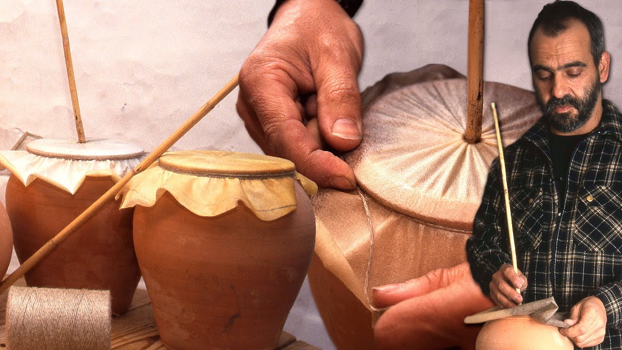 Натирающий барабан из кожи, керамики и тростника. Вот как звучит этот рождественский инструмент