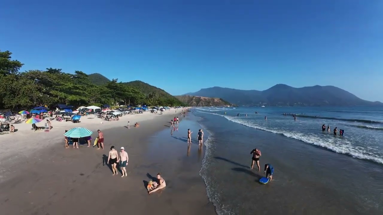 Vôo livre na praia de Gaecá, São Sebastião, São Paulo 4k - vídeo para ver cogumelado