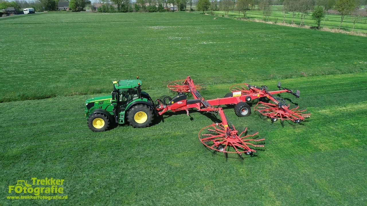Gras harken door loonbedrijf Wilgenburg