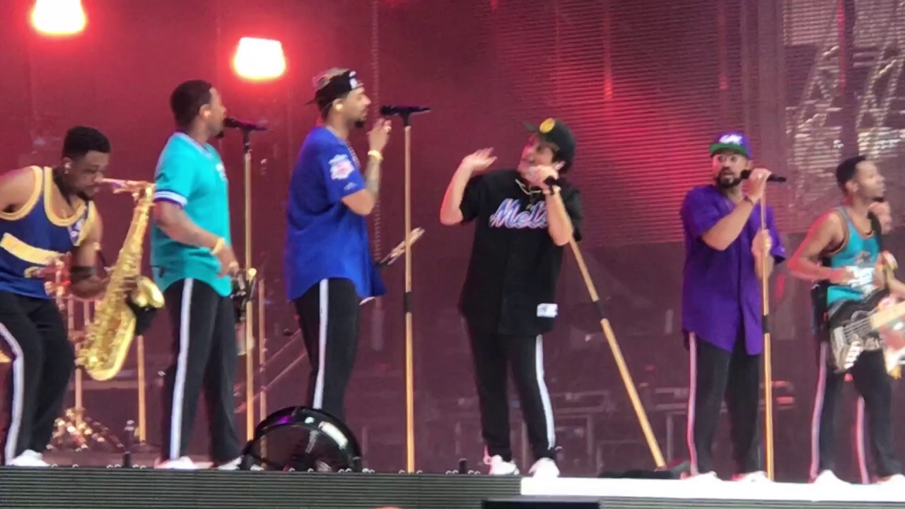 Bruno Mars - Uptown Funk - Live @ London