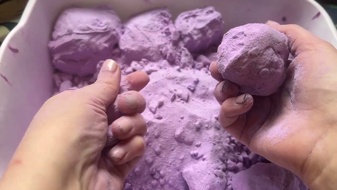 Super pebbly and crunchy #bakingsodaasmr - bright purple!