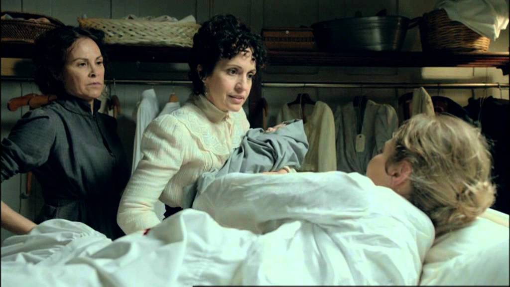 Julio ayuda a Javier con el cadáver del Cónsul en 'Gran Hotel', miércoles a las 22:30