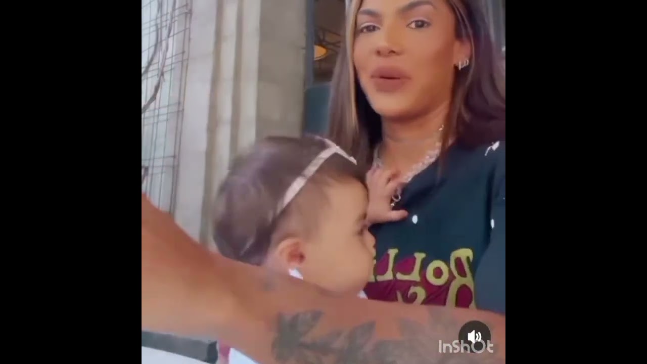 Pietra toda gata com seus pais.