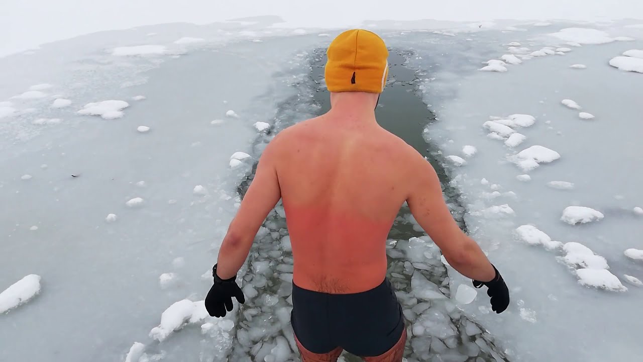 Styczniowe morsowanie w przeręblu. Ice bath in the ice hole in January.