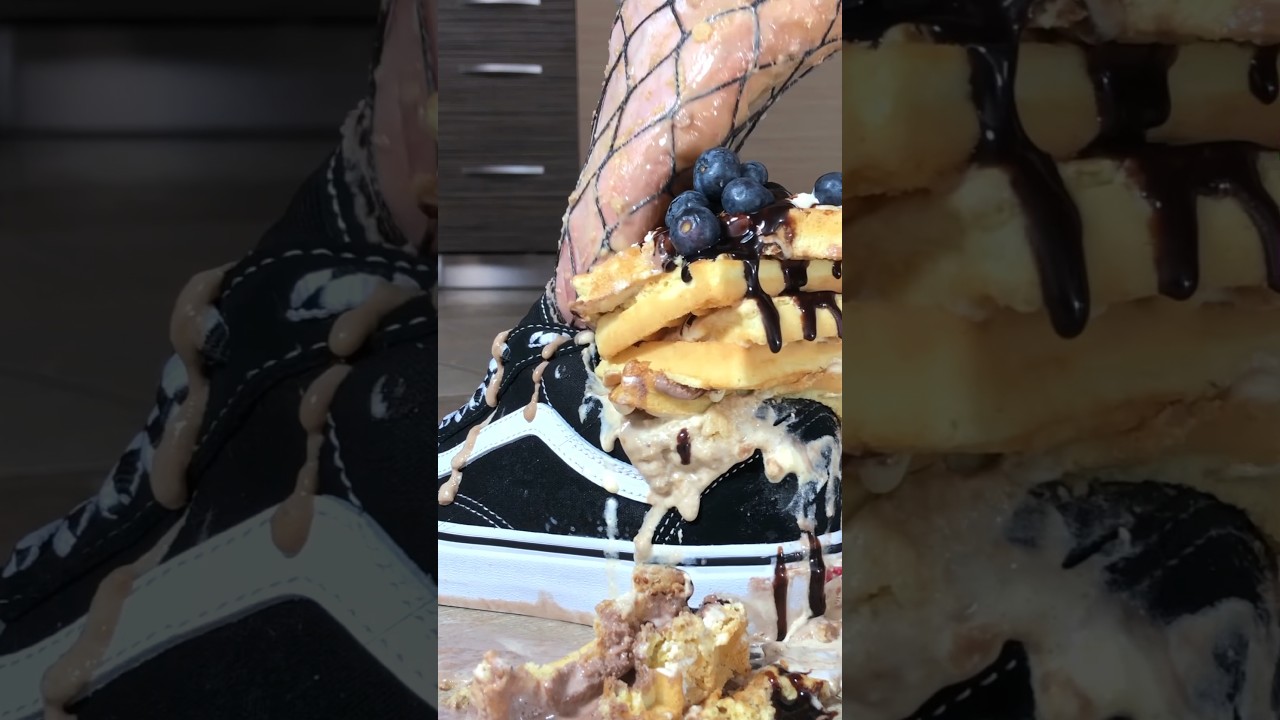 Голые ноги Пи против вафель в Vans! Удивительное удовлетворение раздробления еды! ASMR