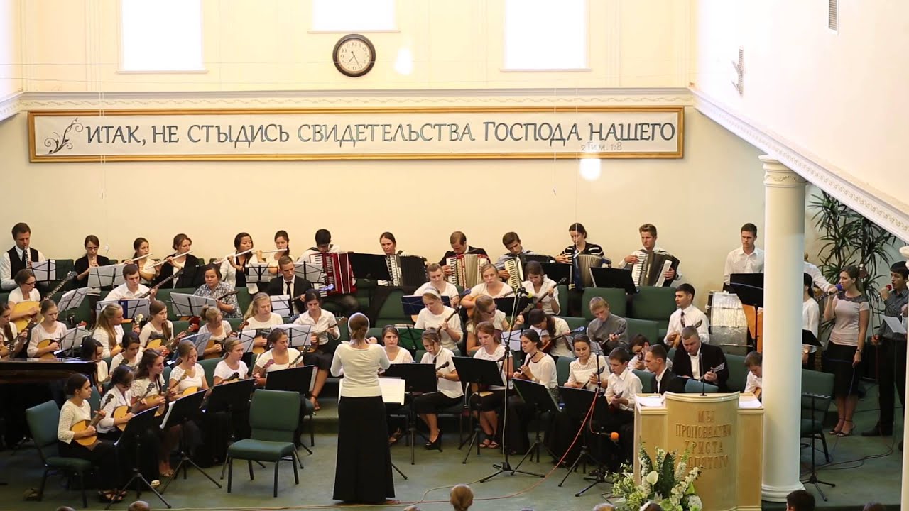 Над Голгофой тучи серые