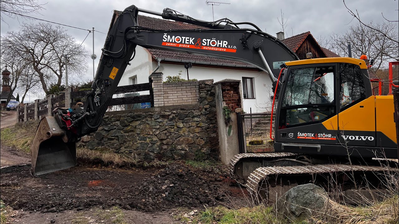 Строительство подъездных путей на месте с помощью Volvo EC 220 El и Rototilt R6