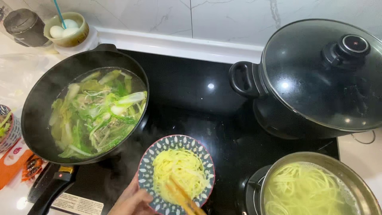 母女日常 老婆煮午餐給阿姊吃｜石二鍋＋千拌麵