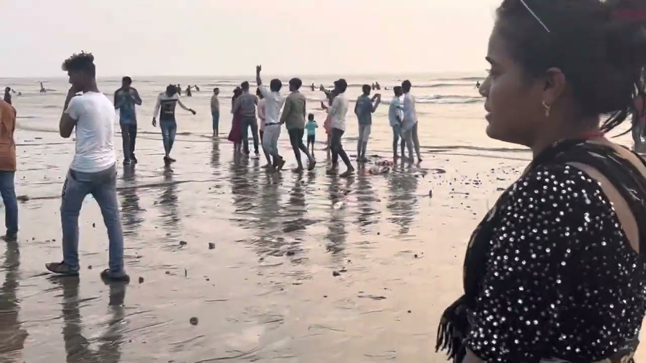 #video - ragini vishwakarma juhu beach par naye kalakaron se bat karti