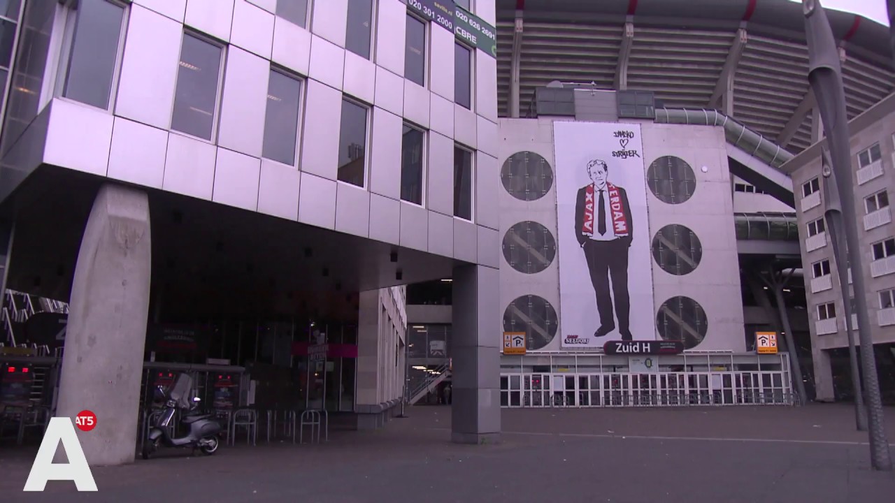 Van der Laan geëerd met megaspandoek: 'Om te janken zo mooi'