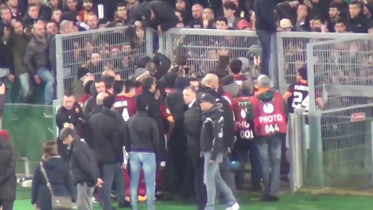 Roma-Fiorentina 0-3, i giocatori parlano con i tifosi della Curva Sud