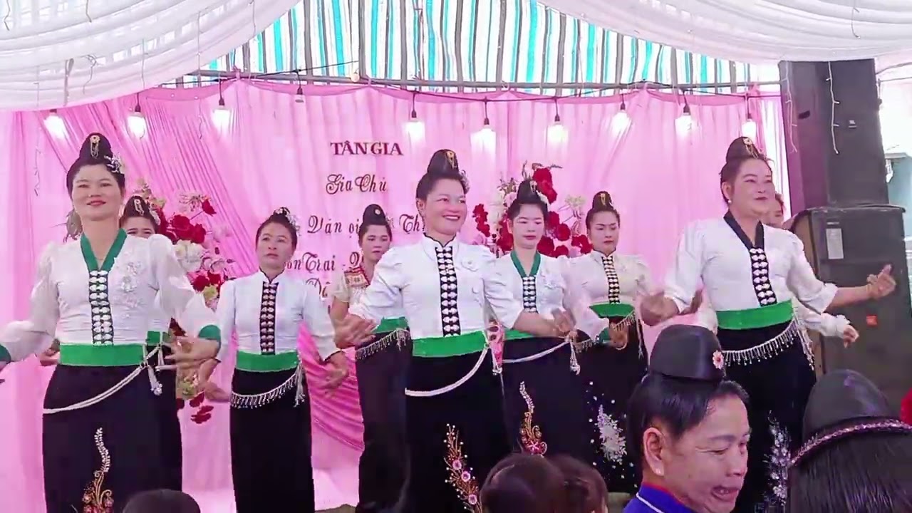 Điệu nhảy cực sung của đội múa gia đình tại lễ MTG đại cát Lò Văn Tiến bản cha.