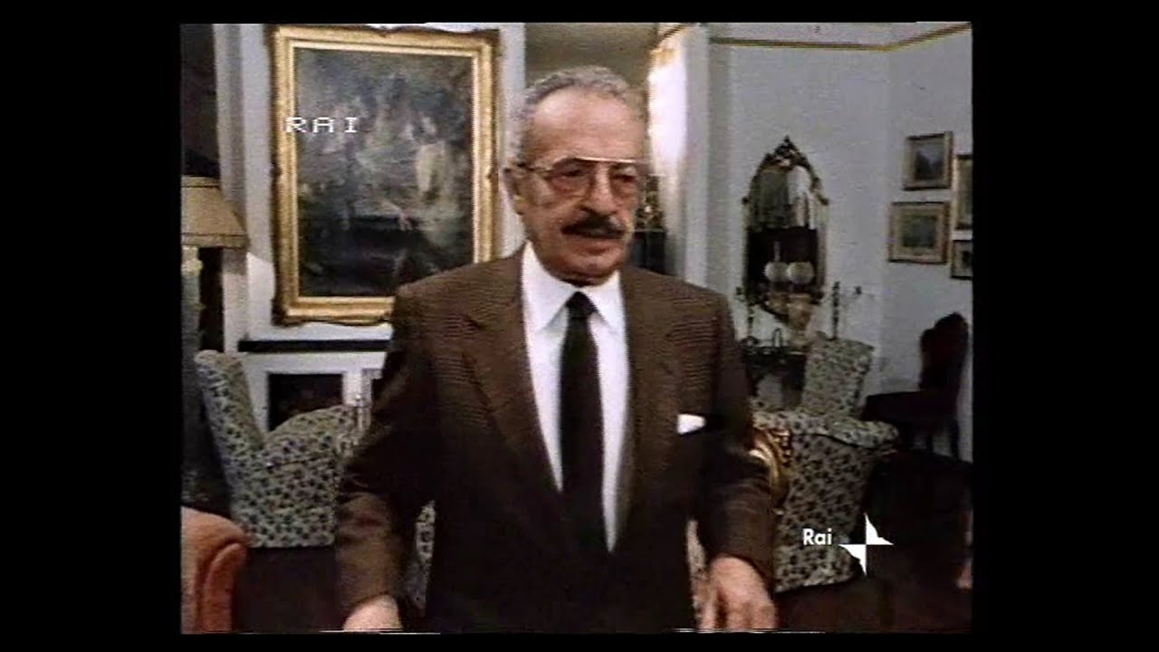 Il piccolo re: visita a casa di Nino Taranto e con lui per le strade della sua amata citt&agrave;, Napoli.