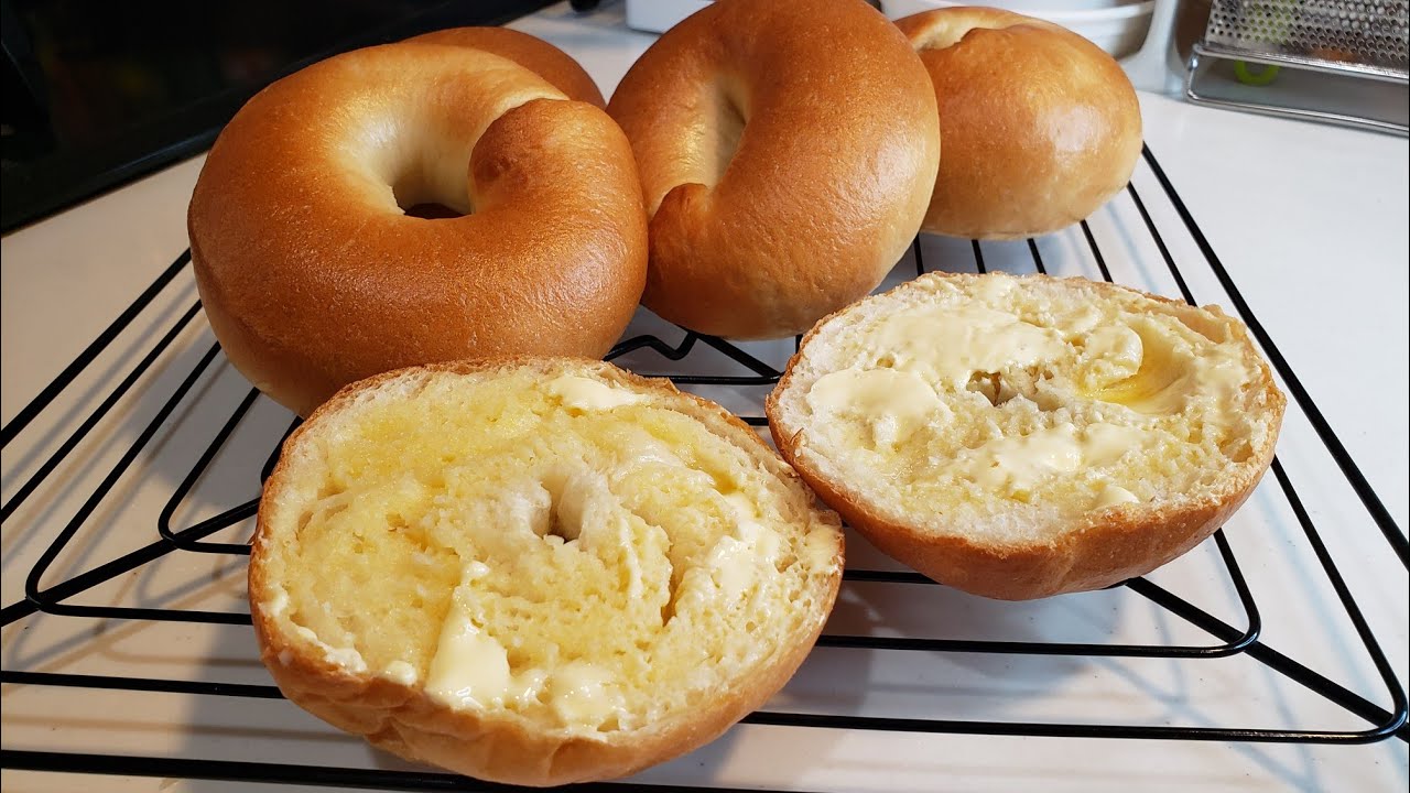 Bánh mỳ vòng Bagel vỏ giòn, ruột mềm rất  ngon