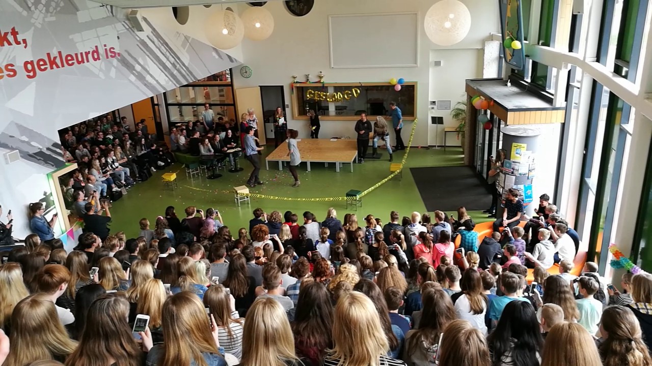Dance Battle tussen docenten bij examenstunt OSG.