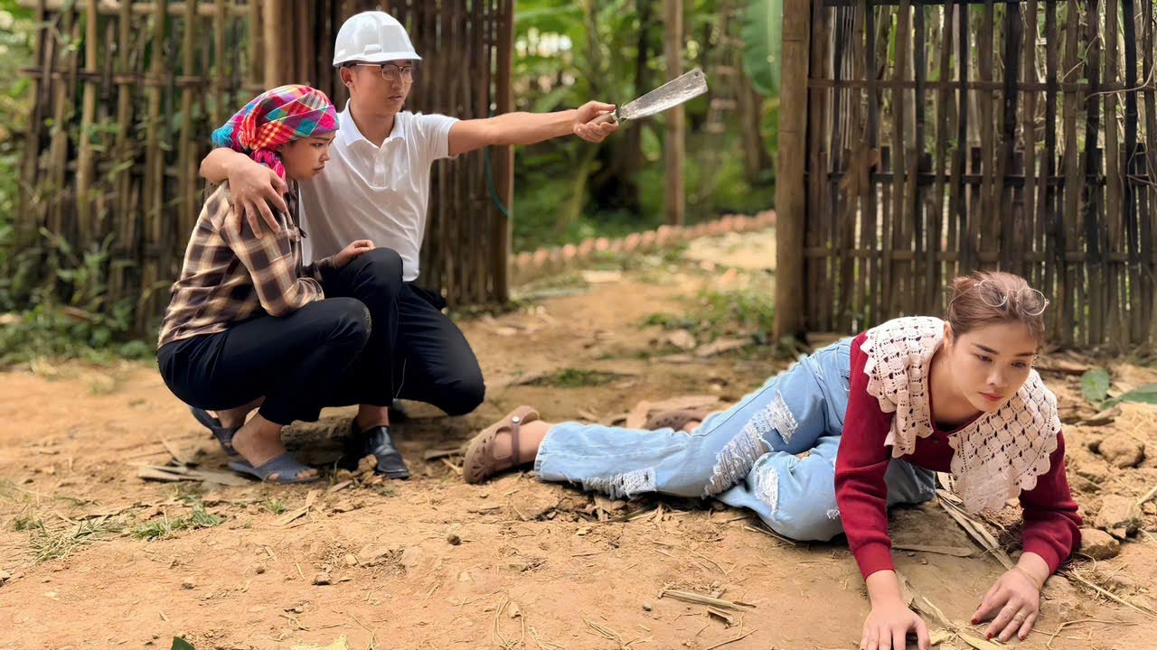 Kind Engineer Kicks Evil Secretary Out of Single Mother's House - Strong Engineer Protects Ly Anh Ca