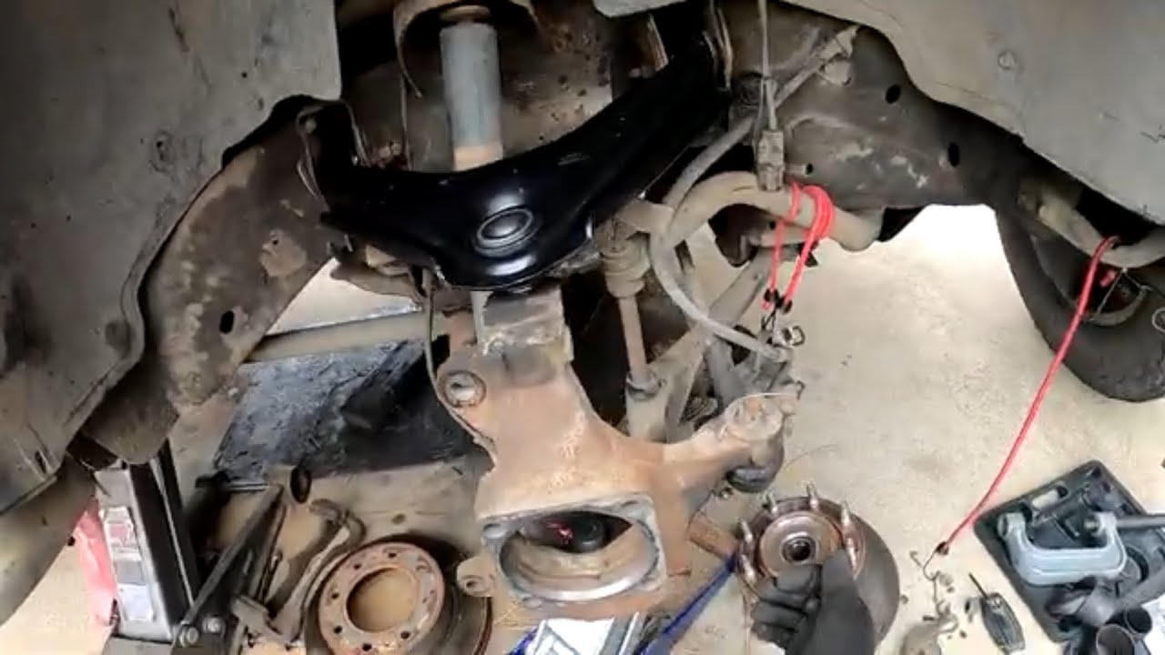 Новые верхние А-образные рычаги и нижние шаровые опоры для Chevrolet 2500 2006 года выпуска.