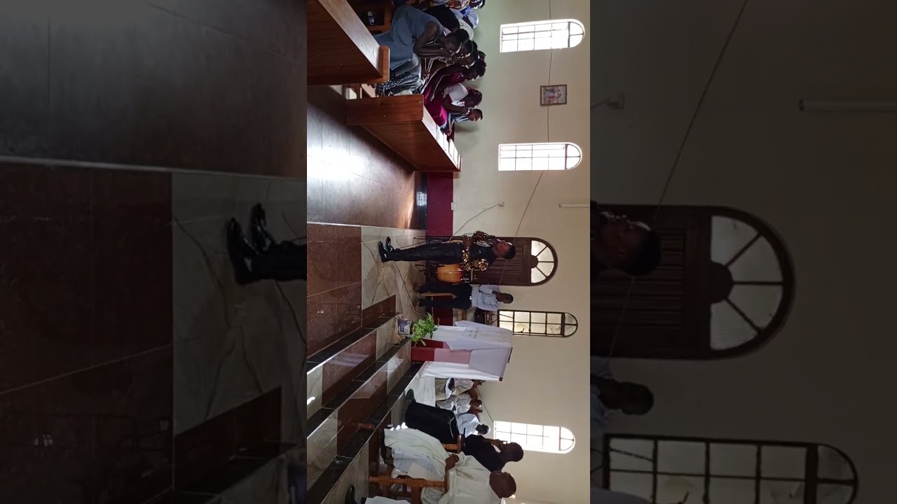 angalia ndeke vile amekaribishwa Catholic atujawai  ona mwimbaji mwingine akihimba Catholic